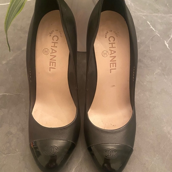 AUTHENTIC Chanel Black Leather Cap Toe Pumps - Size 39 (US 8.5/9) - Picture 10 of 11
